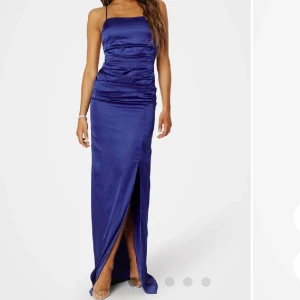 Blå balklänning  - Säljer min superfina blåa balklänning i satin! Från Bubbleroom! Använd en gång.  Pris kan diskuteras vid snabbt köp😚