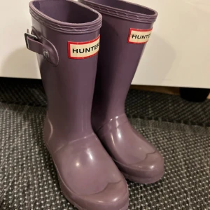 Lila hunter  - Fina Hunter stövlar som är hela och i fint använt skick.