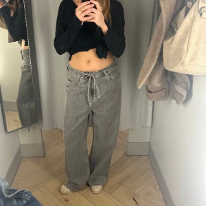 Populära jeans  - Populära jeans från hm i storlek 38. Jag brukar ha s/m och är 167 cm lång. 💗💗