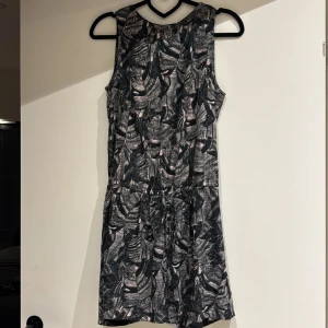 Byxdress - Otroligt fin byxdress med fint material. Storlek xs men passar även för personer med storlek s. Använd fåtal gånger och i väldigt fint skick. 
