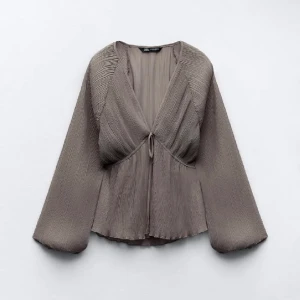 Zara blus  - Säljer denna slutsålda blus från zara i nyskick, endast använd 1 gång😊