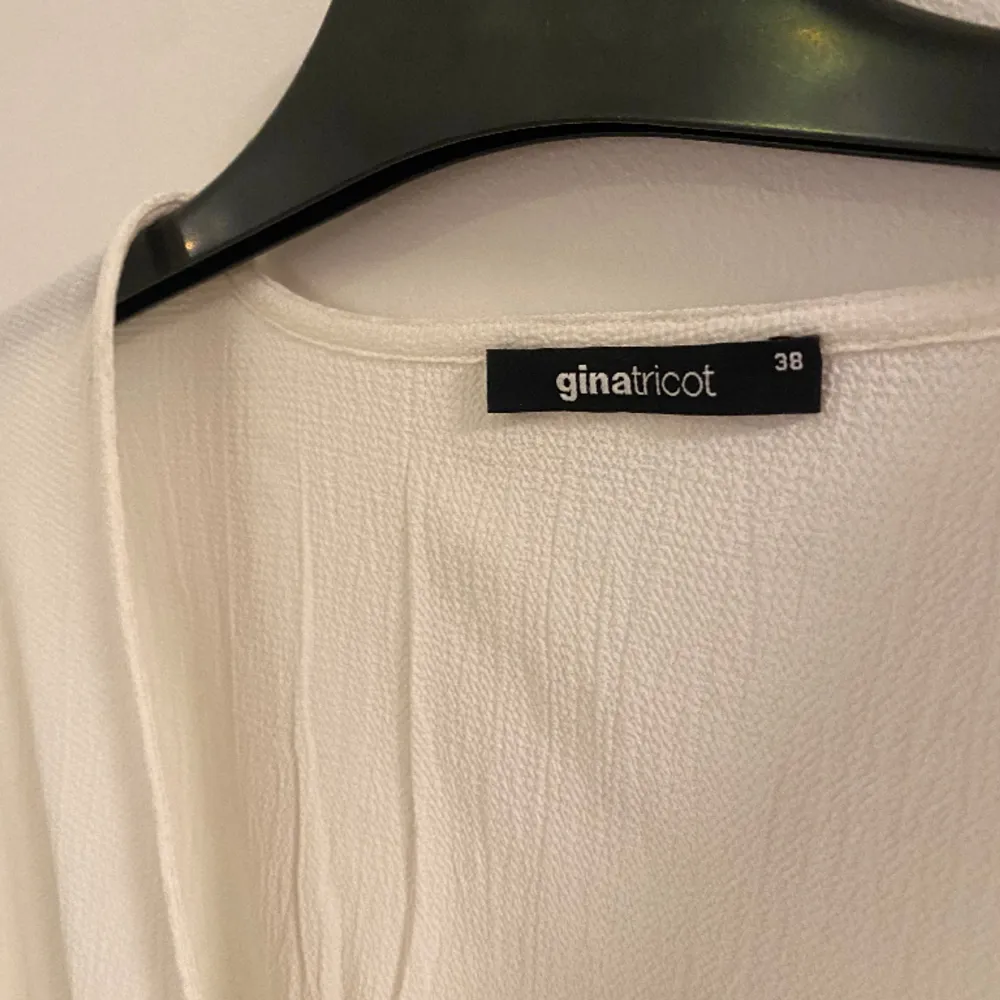 Super fin vit blus/tröja från Ginatricot i storlek 38! Använd vid ett tillfälle sen aldrig igen-såklart tvättad! Fraktar endast! Frakt tillkommer i priset. Toppar.