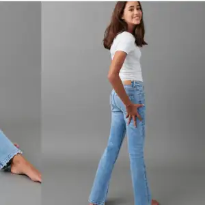 Blå bootcut jeans från ginatricor dem är i storlek 158-164 ❤️ de har ett litet håll på ena knäet 