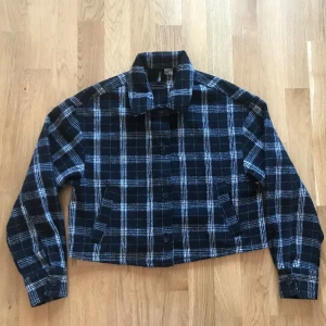 Snygg rutig jacka till våren (XS) - Rutig, tunn jacka i kortare modell (XS) från H&M, sparsamt använd. 