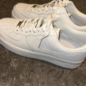 White Nike Air Force 1 - Hej!  Säljer ett par helt nya och oanvända AF1 i färgen vit. De är stilrena och passar till allt!  Har inget fast pris så kom gärna med bud. Vid snabb affär kan jag även gå ner i pris!