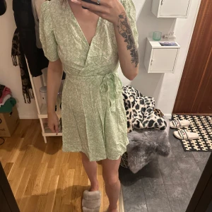 Fin grön klänning - Jättefin grönblommig omlottklänning! Superskön och luftig