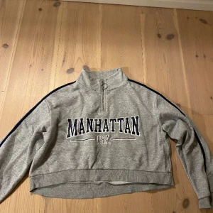 Grå magtröja / hoodie  - Bra skick och skönt material, väger inte så mycket 