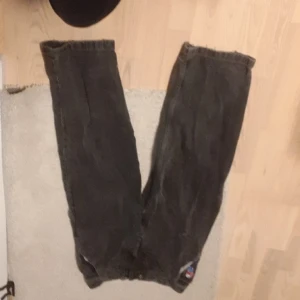 BIG BOYS byxor - Köpta på junkyard. Bra skick, inte super använda.  I stl. Xs.  Passformen är som alla andra bigboys.  Pris kan diskuteras.