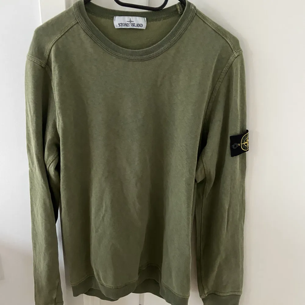 En oanvänd stone island sweatshirt i storlek S. Jättebra skick och självklart äkta . Tröjor & Koftor.