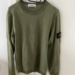 En oanvänd stone island sweatshirt i storlek S. Jättebra skick och självklart äkta 