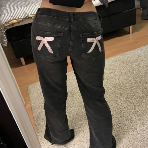 Lågmidjadejeans med detaljer🎀 - Ur snygga lågmidjade jeans från 2nd one. Utsydda i benet för ett utsvängd look! Super bekväma och rosetterna gör allt!🎀Str lappen är borta, men passar mig med långa ben och jag bär vanligtvis str 36/s i jeans👖Kan mäta för exakta mått vid intresse🩷