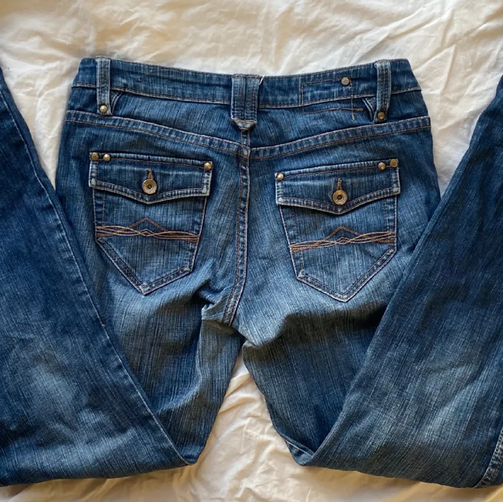 Supersnygga lågmidjade vida jeans. Bara att skriva om du har några frågor eller vill ha fler bilder (kan tyvärr inte skicka med dem på)🌸🌟. Jeans & Byxor.