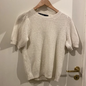 Stickad tröja - Jätte snygg vit stickad tröja som jag tyvärr vuxit ut. Den har lite fluffigare armar. Kommer såklart nytvättad! (Skriv gärna privat om du känner dig intresserad)🤗