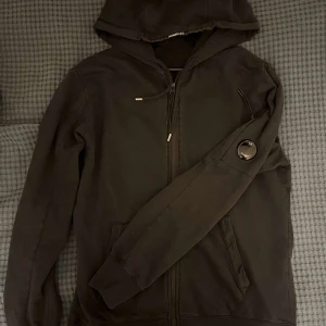Cp company zip hoodie - Svart cp company zip hoodie i storlek Large men passar även medium. Skick 7/10