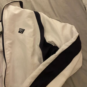 Vit hip hip jacka  - Höst jacka för folk med bra still, passar till baggy stil- y2k, hip hop,90s, 2000s, osv den är skor snygg på ger fett mycket biggie vibes