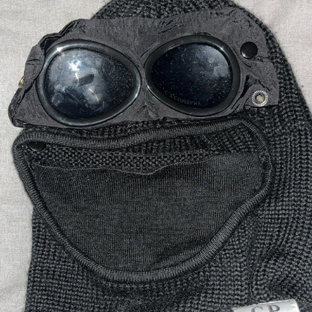 Säljer en c.p company mask eftersom att den inte kommer till användning, en knapp saknas som gör att glasögonen håller uppe (bild 2) annars inga skador. Kan sälja för lägre vid snabbare affär.. Accessoarer.
