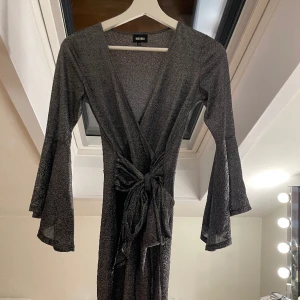 Grå glittrig klänning  - Använd 2 gånger:) 