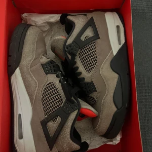 Jordan 4 taupe haze - Storlek 41-42 bra skick (knappt använda)