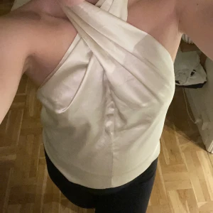 Satintopp - Halterneck top i satintyg, aldrig använd. Helt ny