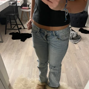 lågmidjade jeans - säljer ett par skitsnygga lågmidjade jeans. har gjort hålen själv. har en defekt på rumpan, skriv t mig för bild. ❤️