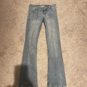 Super snygga lågmidjade blåa jeans från Bershka. De har inte kommit till användning  och även för de är lite för små i midjan. De är i storlek 32💕💕💕