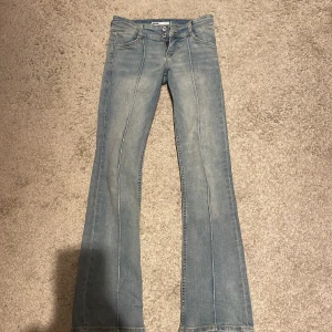 Lågmidjade jeans!!  - Super snygga lågmidjade blåa jeans från Bershka. De har inte kommit till användning  och även för de är lite för små i midjan. De är i storlek 32💕💕💕