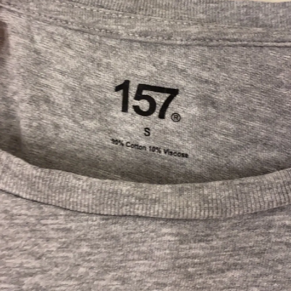 Grå tshirt ifrån lager 157. T-shirts.