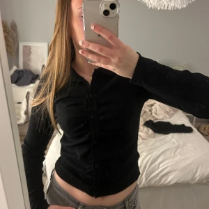Svart tröja  - En långärmad tröjan som är lite lik en skjorta, har tyvärr aldirg kommit till användning, storlek M men passar bra på mig som oftas har S🤍😍 