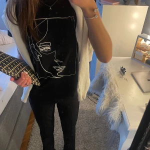 T-shirt - Sjukt snygg svart t-shirt med vitt ansiktstryck från MQ i XS😍Nyskick och använt ett fåtal gånger! Nypris: 400 kr mitt pris 130 kr + frakt💕