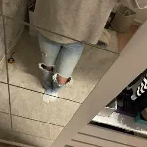 Dessa gamla populära zara jeans i storlek 36 men passar 34 också💙 innerbenslängd är 82cm