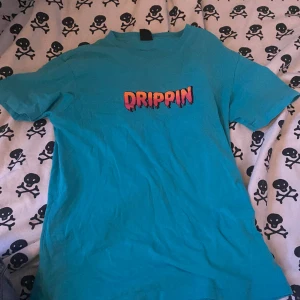 Graffiti tröja  - En T-shirt med graffiti tryck står xs i storlek med de e stor