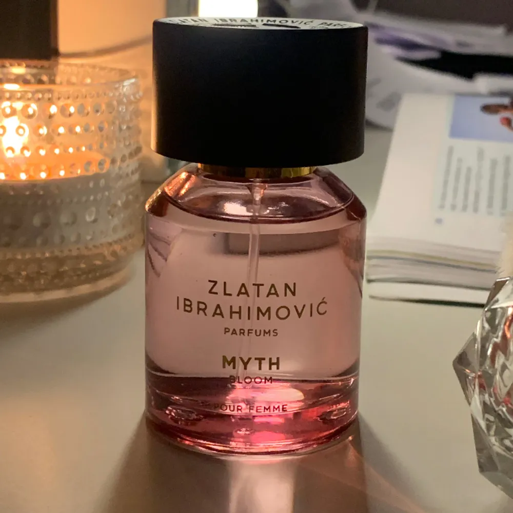 Nästan helt oanvänd Zlatan Ibrahimovic parfym i lukten myth Bloom. Bara tagit några få sprut. Nypris 349kr🥰. Accessoarer.