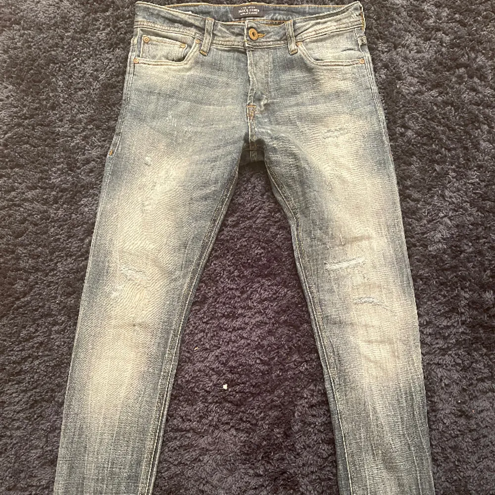 Säljer dess Jack & Jones jeans i storlek 28W/30L. Skick 8/10. Kom privat vid minsta lilla fråga!. Jeans & Byxor.