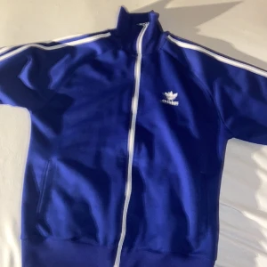 Adidas zip up - Blå adidas zip up, köpt från plick men säljs pga fel storlek. Mycket bra skick, inga som helst deffekter. Vid frågor, skriv😀.