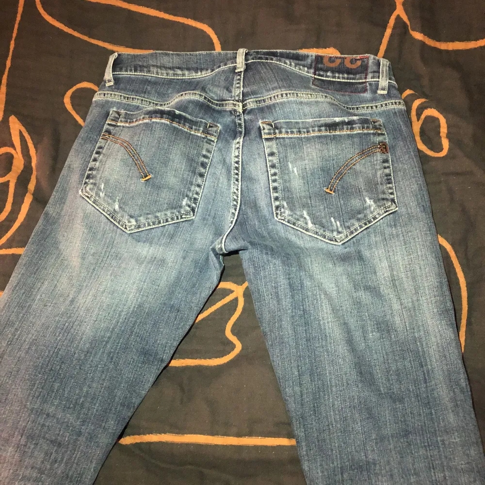 Tjena! Säljer nu mina blåa dondup jeans! Jeansen är i storlek 32 i modellen George nypris är ca 3800 kr och säljer mina för 950. Hör av er om ni har några frågor kring jeansen!. Jeans & Byxor.