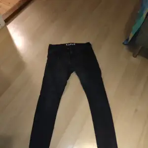 Svarta fit-skinny jeans. w32