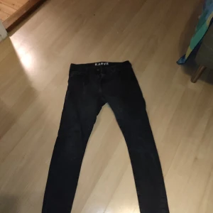 Svarta jenes - Svarta fit-skinny jeans. w32