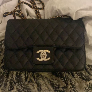 Chanel väska - Fin Chanel väska ganska gammal men helt okej skick