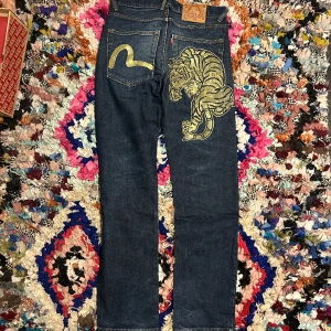 Vintage Evisu Jeans - Hej!  Säljer dessa evisu jeans. Otrolig brodyr på baksidan av jeansen. Inhandlade för många år sedan, men har blivit lite osäker på äktheten därav priset.   Storleken är 30.  Hör av dig om du har några frågor!