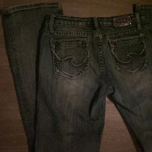 Jeans - Säljer ett par blåa jeans, vet it va ja köpte dem, men har använt dem några gånger men kmr it till användning längre.