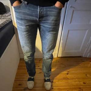 Blåtvättade jeans från Jack & Jones | Storlek: W30 L34 - skick: som nya - vårat pris: 249kr - Nypris: 649kr - modellen är 182cm 