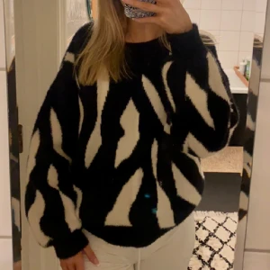 Stickad zebra mönstrad tröja - Säljer min zebra mönstrad stickade tröja som är köpt på Vila. Tröjans nypris är 550kr men säljer för 390kr💗 Tröjan är i mycket fint skick