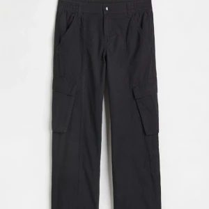 Cargo byxor - Knappt använda. Hör av er vid fler bilder! ❤️