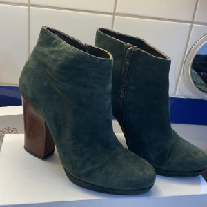 Mocka stövletter olivgrön 37 - Coola stövletter mocka olivgröna med träcklack 10cm, storlek 37 