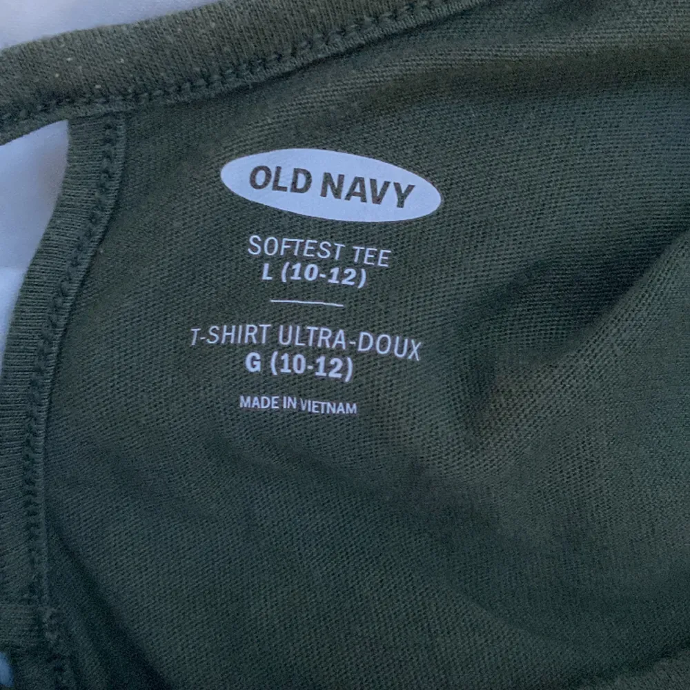 t shirt från old navy i bra skick, i storlek 10-12 år💗. T-shirts.