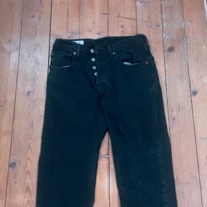 Levis jeans 501 - Hej! säljer nu de här jätte snygga Levis jeansen köpt från carlings för ungefär 1100kr. Storleken är W26 L28, de är Levis 501or. Skriv gärna för frågor och funderingar!👍🙌👀