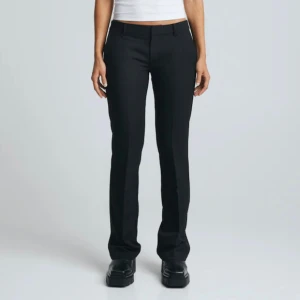 Kostymbyxor  - Säljer mina kostymbyxor från bikbok då de inte används längre. HELT SLUTSÅLDA både i butik och på hemsidan! Nypris 499, säljer för 350 pga sparsamt använda dvs så bra skick. Storlek 40 men passar mig som är 36 eftersom det är lågmidjade…