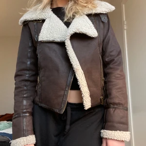 Biker jacka - Biker jacka med pälsdetaljer och pälsinnersida. 