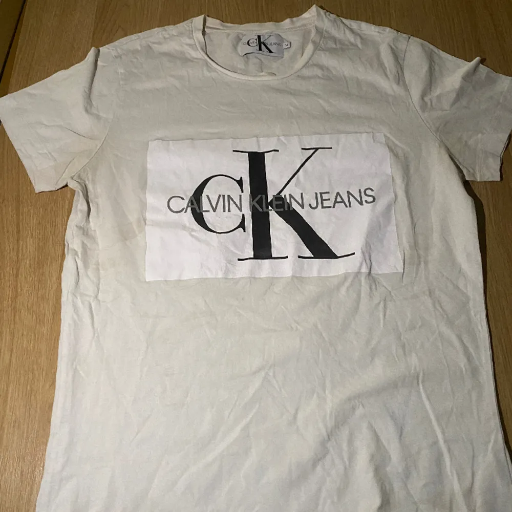 En mycket fin Calvin Klein t-shirt, bra skick! Ordinariepris: 450kr Storlek: M Hör av er vid frågor! . T-shirts.
