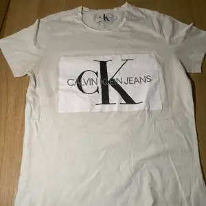 En mycket fin Calvin Klein t-shirt, bra skick! Ordinariepris: 450kr Storlek: M Hör av er vid frågor! 